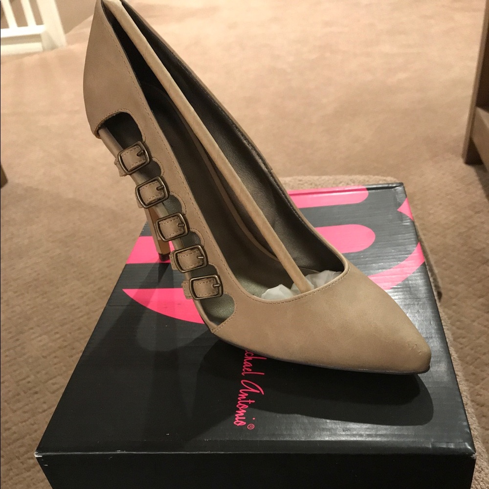 Michael Antonio Lisbet pumps size 9 New in box.